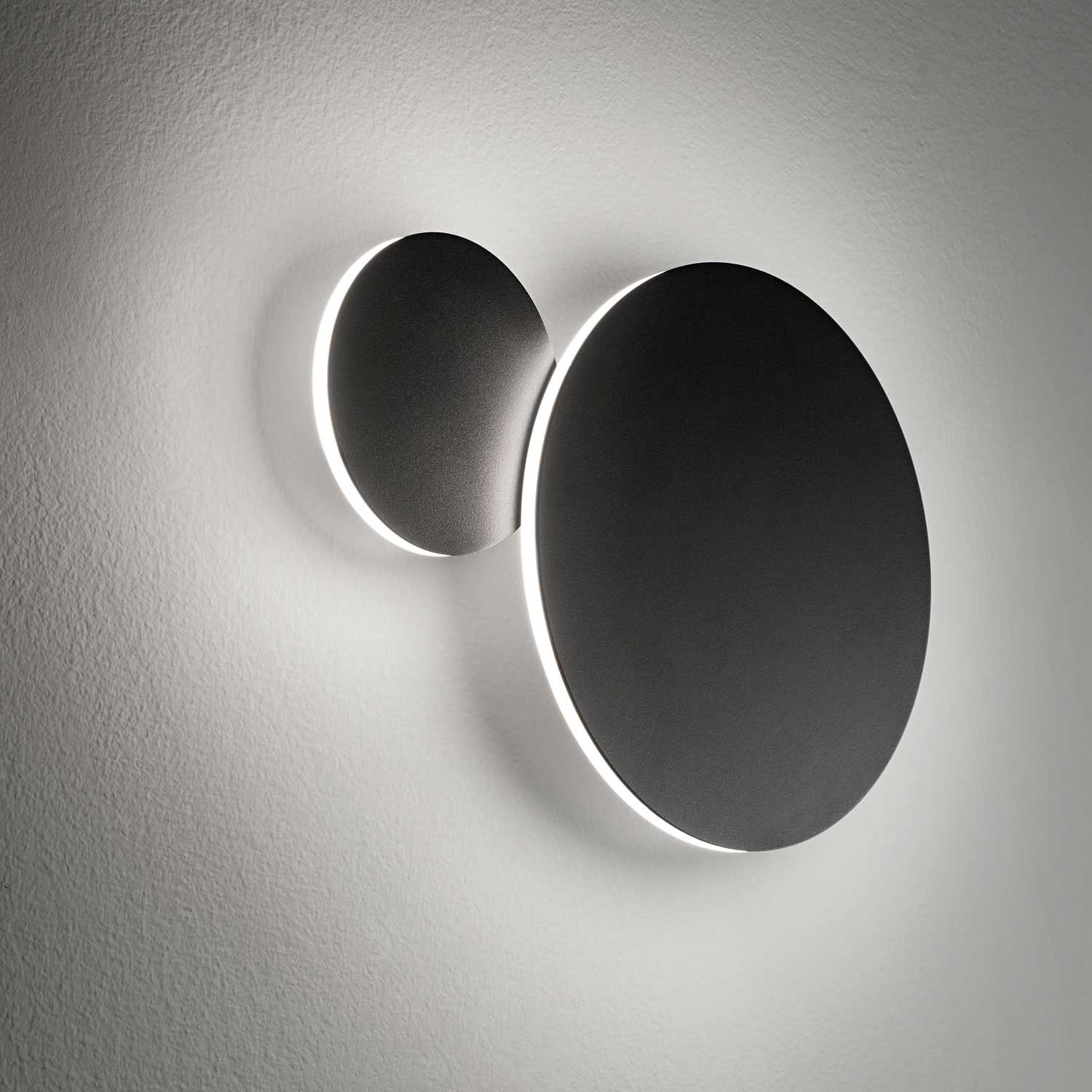 Orbit 1 vegglampe i svart og hvit Lampefeber Orbit 1 vegglampe i svart og hvit Lampefeber